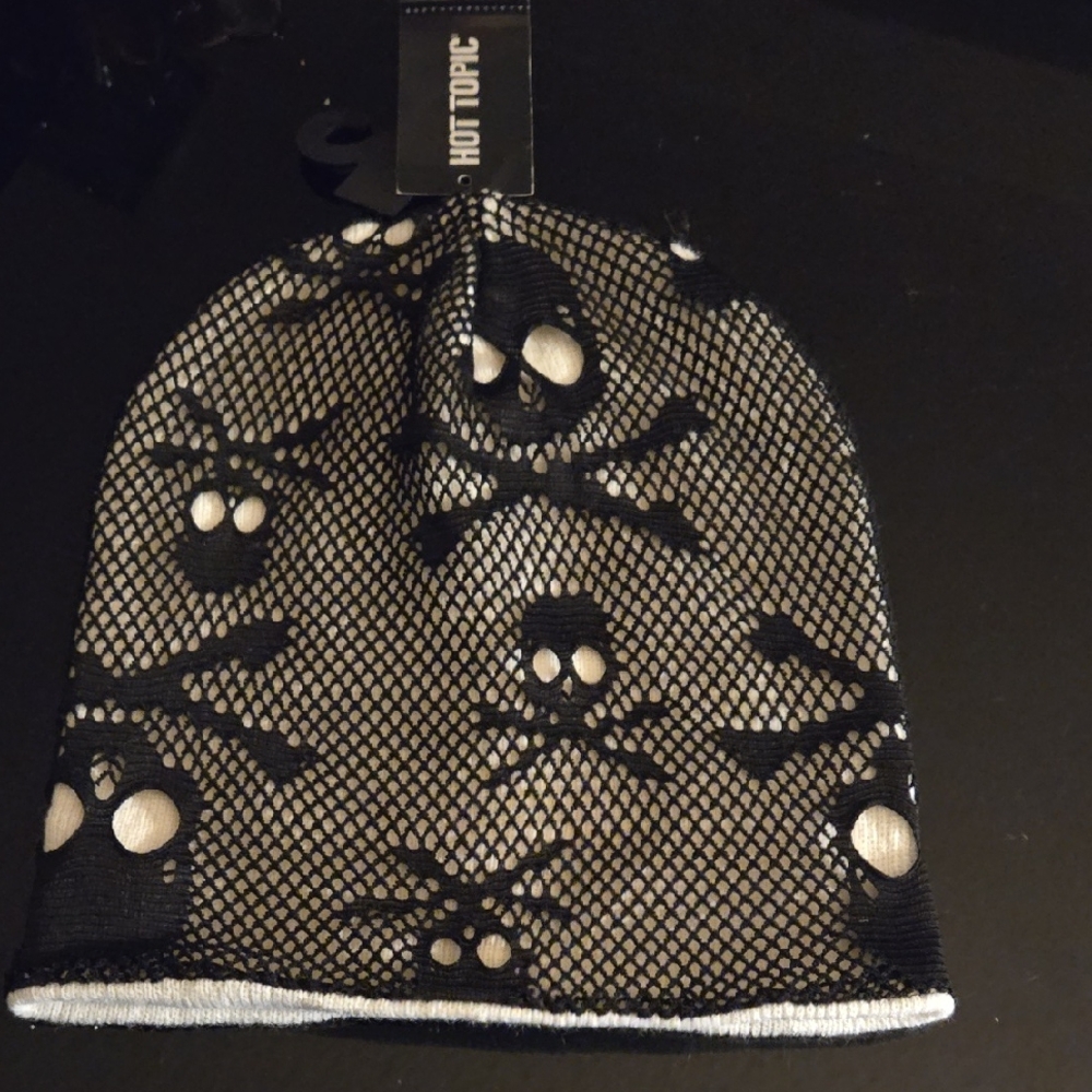 Hot Topic Black and White Skull Knit Hat - Picture 1 of 2